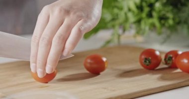 kadın şef yemek salata, kadın kesme domates ahşap tahta üzerinde eller