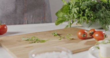 kadın şef yemek salata, eller otlar ahşap masa, ağır çekim atma