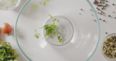 taze otlar kapta, maddeler tablosundaki salata için düşen 