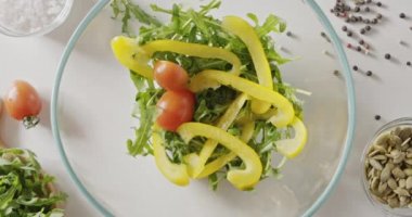 kapta, maddeler tablosundaki salata için düşen taze olgun kiraz domates 