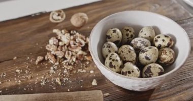 fındık ve bıldırcın yumurtası ahşap tahta üzerinde 