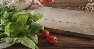 Erkek ahşap masa, ağır çekim atma domates eller