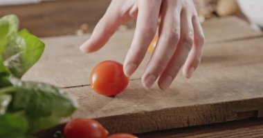 kadın şef yemek salata, kadın kesme domates ahşap tahta üzerinde eller
