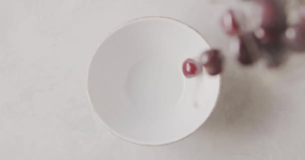 Kupie Świeżych Dojrzałych Wiśni Czereśni Objętych Misce Biały Wideo — Wideo stockowe