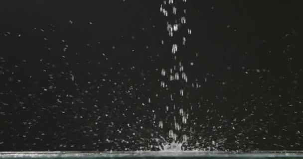 Gotas Agua Cayendo Sobre Fondo Oscuro — Vídeos de Stock