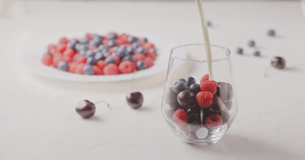 Melk Wordt Gegoten Glas Met Verse Rijpe Kersen Bosbessen Frambozen — Stockvideo