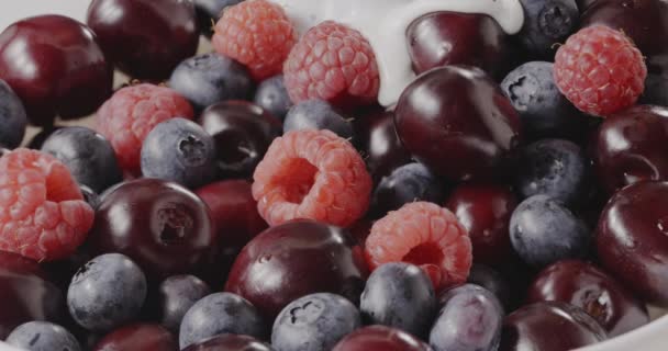 Leite Sendo Derramado Tigela Com Cerejas Maduras Frescas Mirtilos Framboesas — Vídeo de Stock