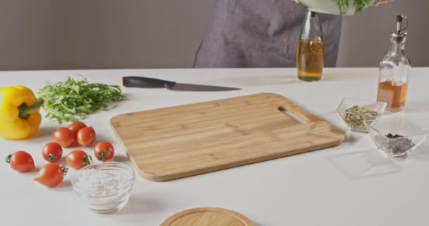 Mãos Femininas Preparando Ingredientes Para Salada Câmera Lenta — Vídeo de Stock