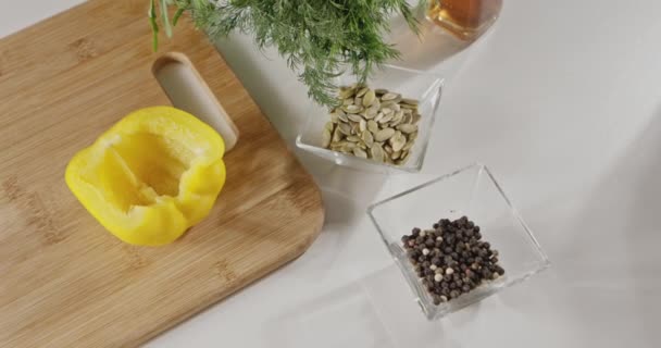 Tomaten Hälften Von Gelbem Pfeffer Auf Holzbrett Käse Und Frische — Stockvideo