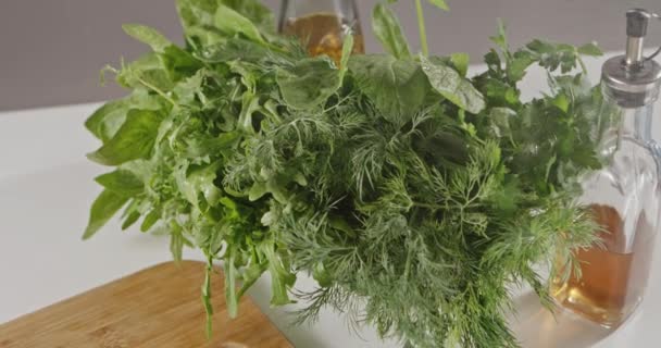 Ingrediënten Voor Salade Tafel Verse Groene Kruiden — Stockvideo