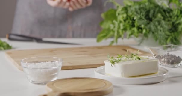 女性シェフの料理のサラダ 木の板 スローモーションでトマトを投げる女性の手 — ストック動画