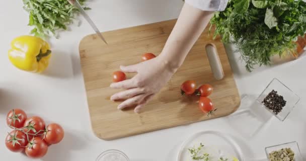 Chef Feminino Cozinhar Salada Mãos Femininas Cortar Tomates Tábua Madeira — Vídeo de Stock