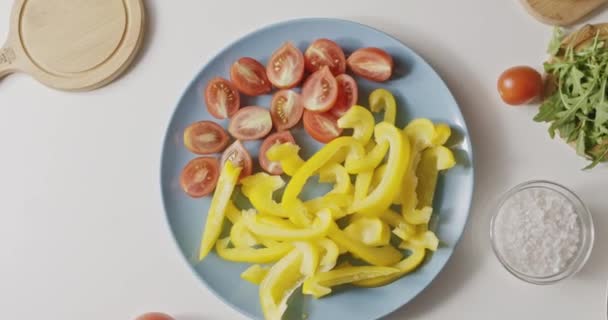 Tranches Paprika Jaune Tomates Cerises Mûres Dans Une Assiette Bleue — Video