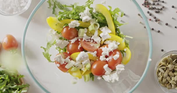 自制新鲜沙拉 配有绿色植物 辣椒粉 西红柿 南瓜籽碗 — 图库视频影像