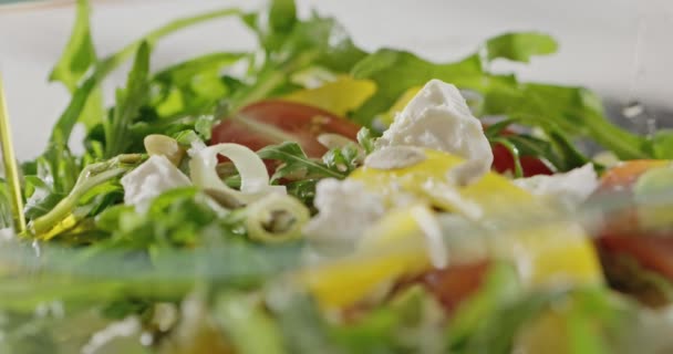Hausgemachter Frischer Salat Mit Gemüse Paprika Tomaten Käse Kürbiskernen Schüssel — Stockvideo