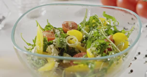 Ensalada Fresca Casera Con Vegetación Pimentón Tomates Queso Semillas Calabaza — Vídeo de stock