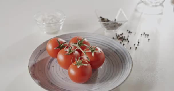 Ingredientes Para Salada Tomates Cereja Prato Cinza Sal Pimenta — Vídeo de Stock