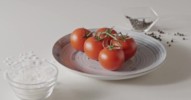 Ingredientes Para Salada Tomates Cereja Prato Cinza Sal Pimenta — Vídeo de Stock