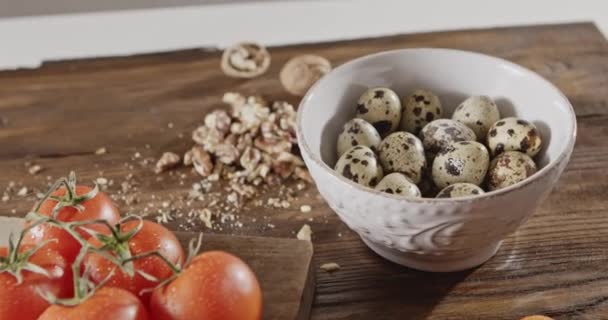 Tomates Maduros Frescos Sobre Tabla Madera Huevos Codorniz Tazón Ingredientes — Vídeos de Stock