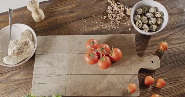 Verse Rijpe Tomaten Een Houten Plank Kwartel Eieren Kruiden Kippenvlees — Stockvideo