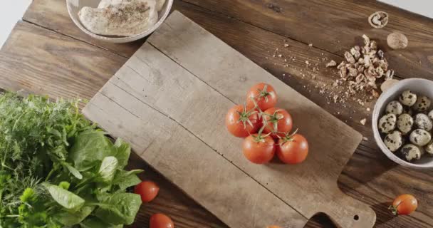 Tomates Maduros Frescos Sobre Tabla Madera Huevos Codorniz Hierbas Carne — Vídeo de stock