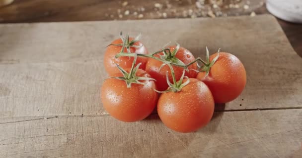 木板上新鲜成熟的西红柿 — 图库视频影像