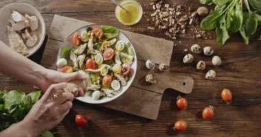 Erkek pişirme tavuk Sezar salatası ıspanak yaprakları, tavuk eti, domates ve bıldırcın yumurtası ile eller