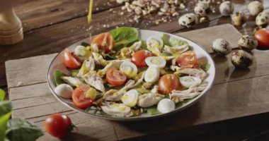 Tavuklu Sezar salata ile ıspanak yaprakları, tavuk eti, domates ve bıldırcın yumurtası