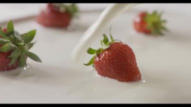 taze olgun çilek beyaz tabakta su, video ile 