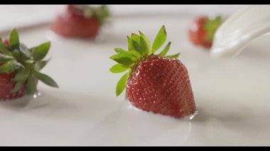 taze olgun çilek beyaz tabakta su, video ile 