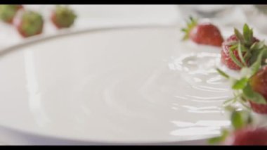 süt, video düşen taze olgun çilek 