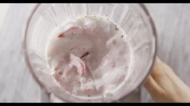 taze ev yapımı milkshake çilek, süt ve chia yapma karıştırıcıda tohum 