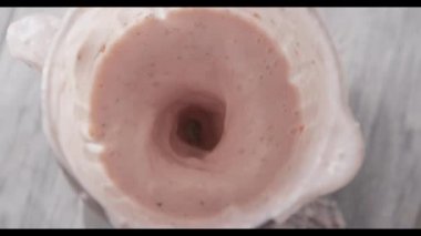 taze ev yapımı milkshake çilek, süt ve chia yapma karıştırıcıda tohum 