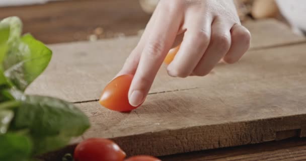 Жіночий Кулінарний Салат Жіночі Руки Ріжуть Помідори Дерев Яній Дошці — стокове відео
