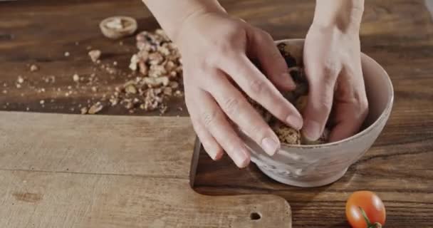 Žena Ruce Uvedení Křepelčí Vejce Dřevěné Desce Pomalý Pohyb — Stock video