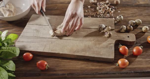 Γυναικεία Χέρια Μαγείρεμα Κοτόπουλο Σαλάτα Του Καίσαρα Φύλλα Σπανάκι Κρέας — Αρχείο Βίντεο