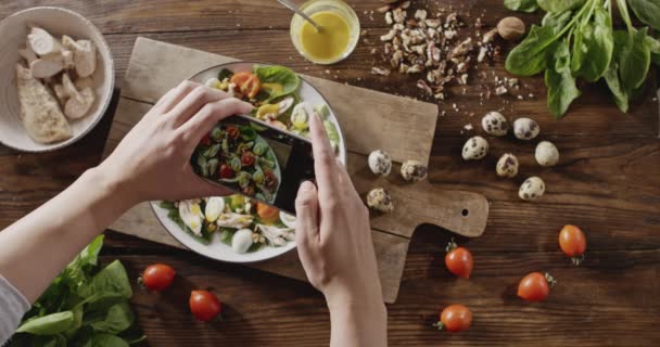 Frauenhände Fotografieren Huhn Caesar Salat Mit Spinatblättern Hühnerfleisch Kirschtomaten Und — Stockvideo