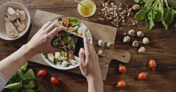 Manos Femeninas Tomando Fotos Ensalada Pollo César Con Hojas Espinaca — Vídeos de Stock