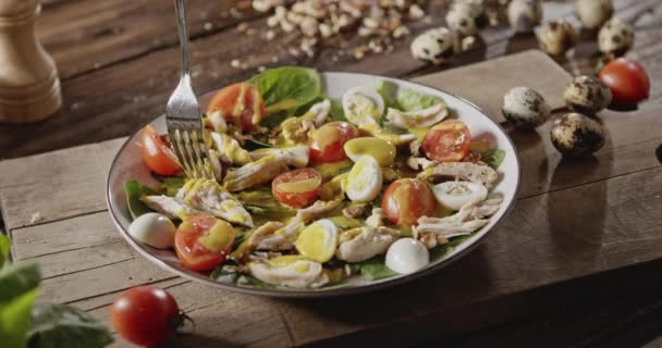 Mani Femminili Mangiare Pollo Caesar Insalata Con Foglie Spinaci Carne — Video Stock