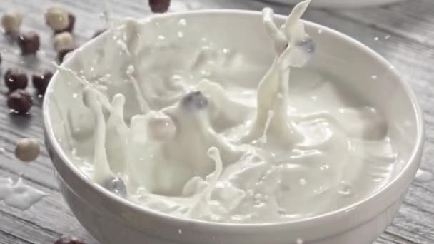 Fresas Maduras Frescas Que Caen Tazón Con Leche Video — Vídeo de stock