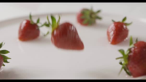 Verse Rijpe Aardbeien Witte Plaat Met Water Video — Stockvideo