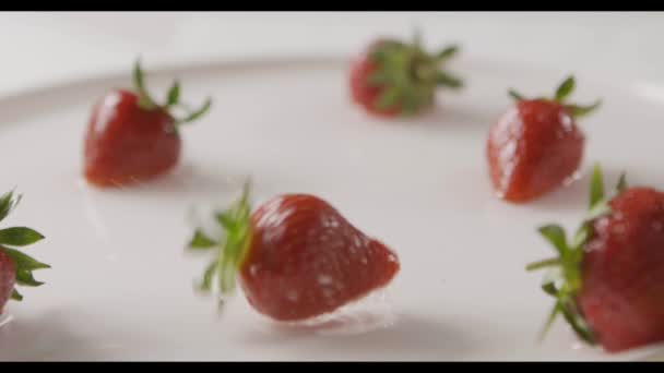 Fresas Frescas Maduras Plato Blanco Con Agua Vídeo — Vídeo de stock