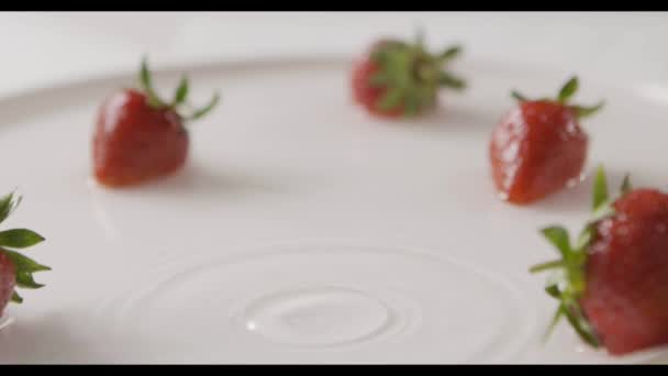 Frische Reife Erdbeeren Weißem Teller Mit Wasser Video — Stockvideo