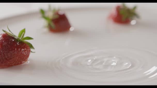 Fresas Frescas Maduras Plato Blanco Con Agua Vídeo — Vídeo de stock
