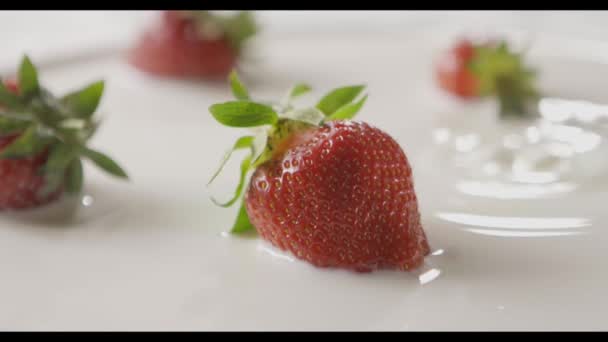 Fresas Frescas Maduras Plato Blanco Con Agua Vídeo — Vídeos de Stock