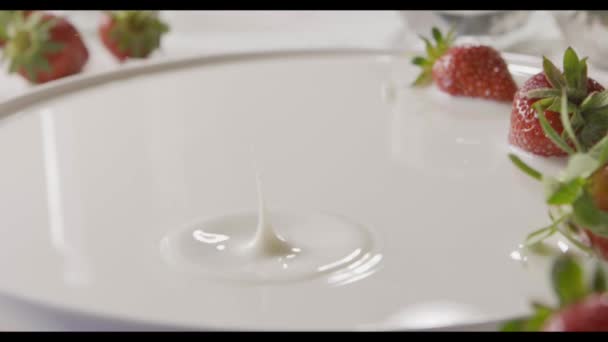 新鮮な熟したイチゴ ミルク ビデオ板で — ストック動画