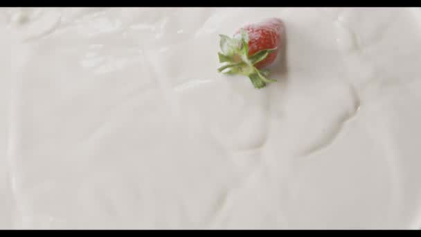 Fresas Frescas Maduras Que Caen Leche Vídeo — Vídeo de stock