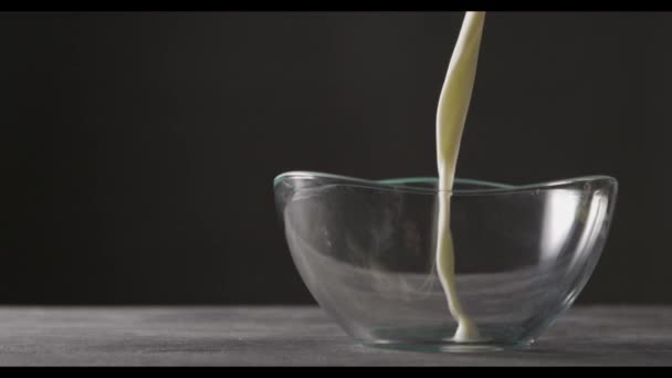 Leche Que Vierte Recipiente Vidrio Fondo Oscuro Cámara Lenta — Vídeos de Stock