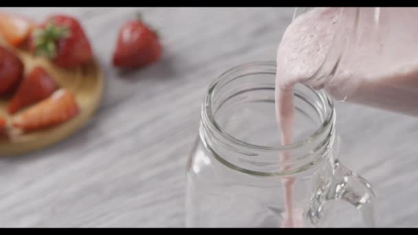 Batido Fresa Fresca Que Vierte Frasco Vidrio — Vídeo de stock