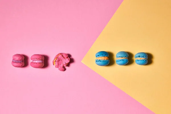 Conjunto Macaroons Azuis Rosa Macaroon Esmagado Fundo Papel Amarelo Rosa — Fotografia de Stock